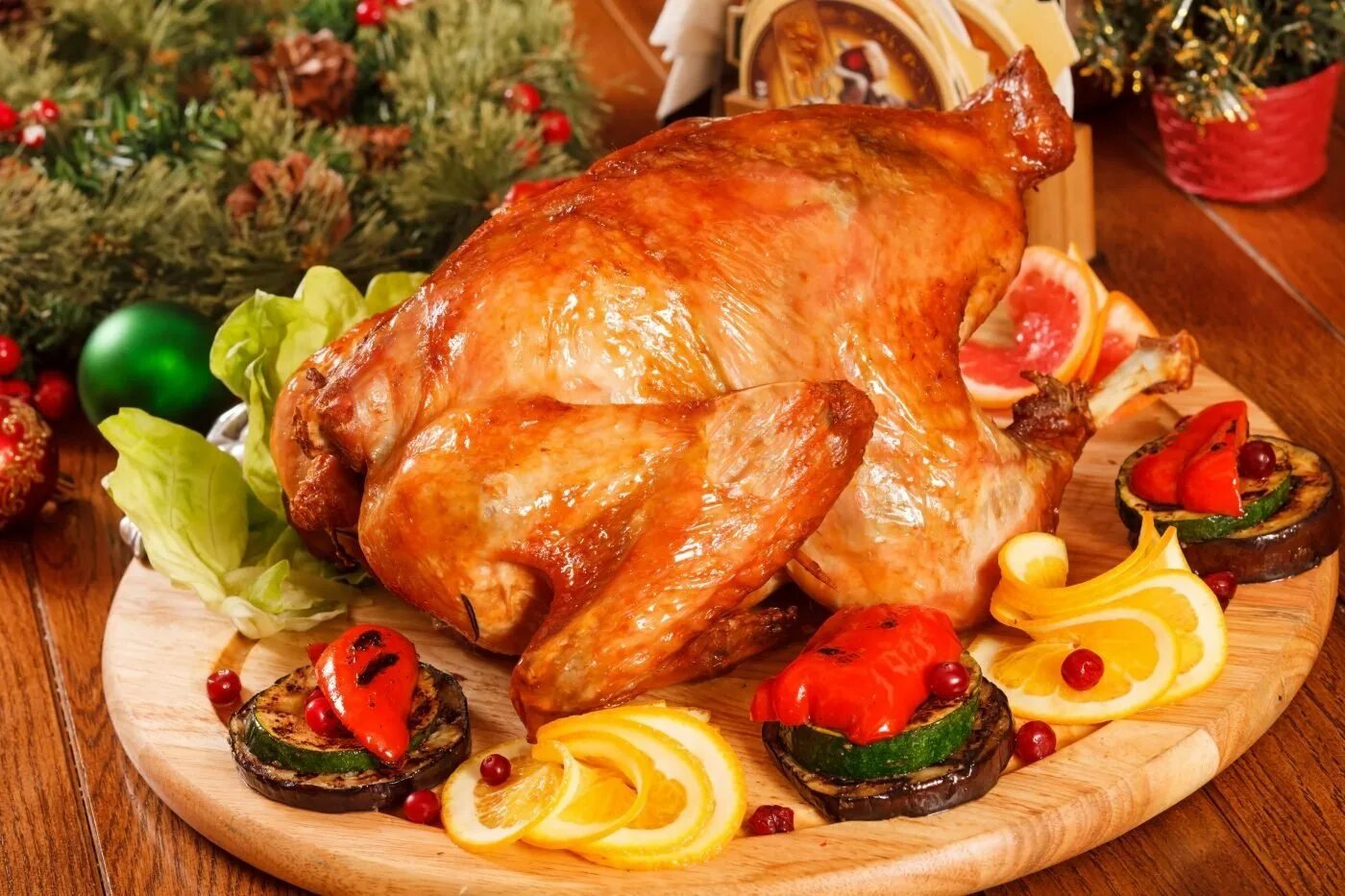 Блюда из курицы на стол. Фаршированная Рождественская индейка. Фаршированная индейка США. Курица на праздничный стол. Курица на новогодний стол.