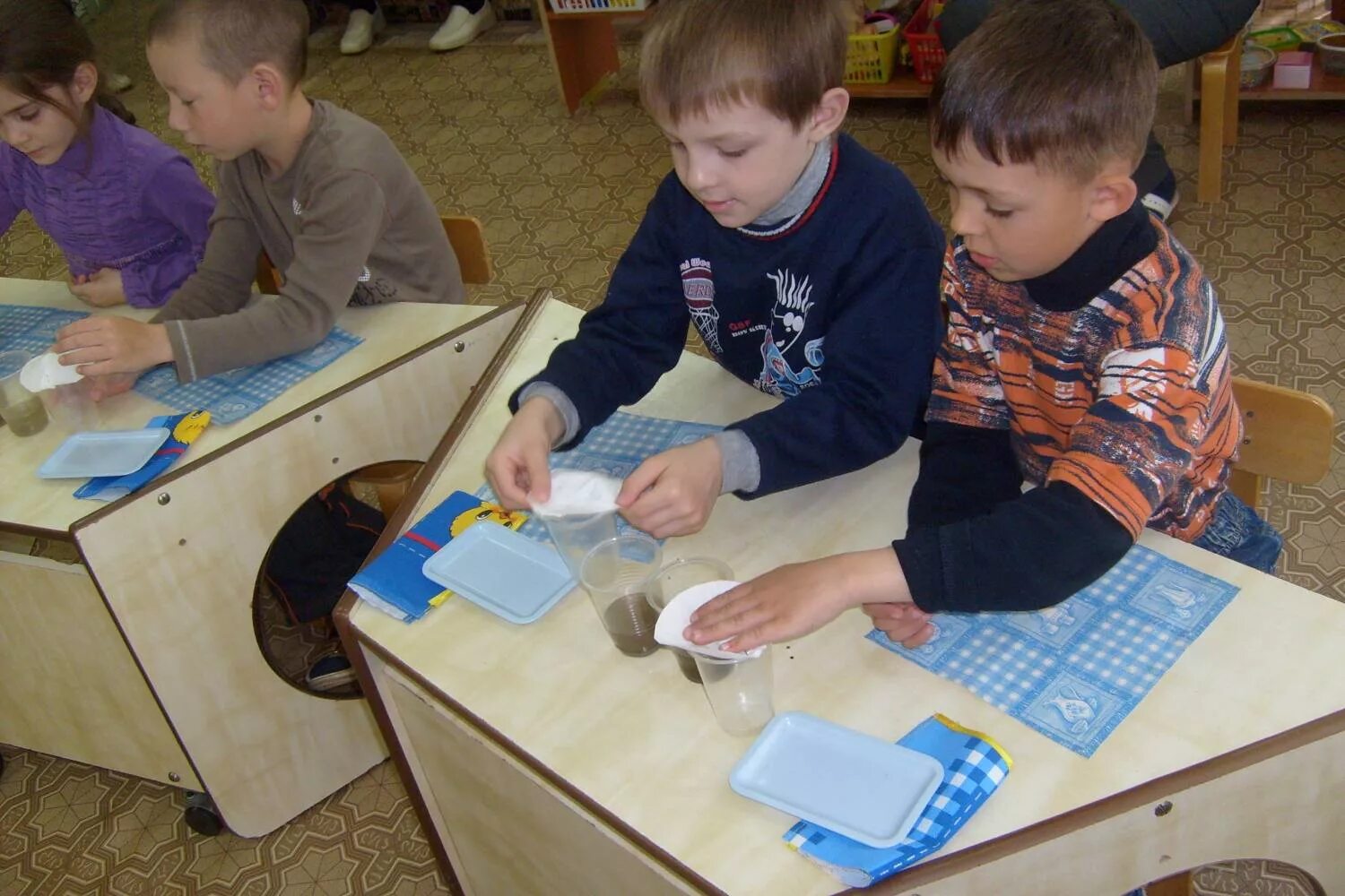Исследование в детском саду. Опыты с бумагой в ДОУ. Исследование старшая группа. Дети экспериментируют с бумагой.