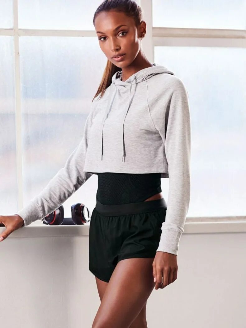 Пиджак поверх блузки. Что можно одеть под кофту. Кофта с майкой. Свитер с рубашкой женские. Модные кофты.