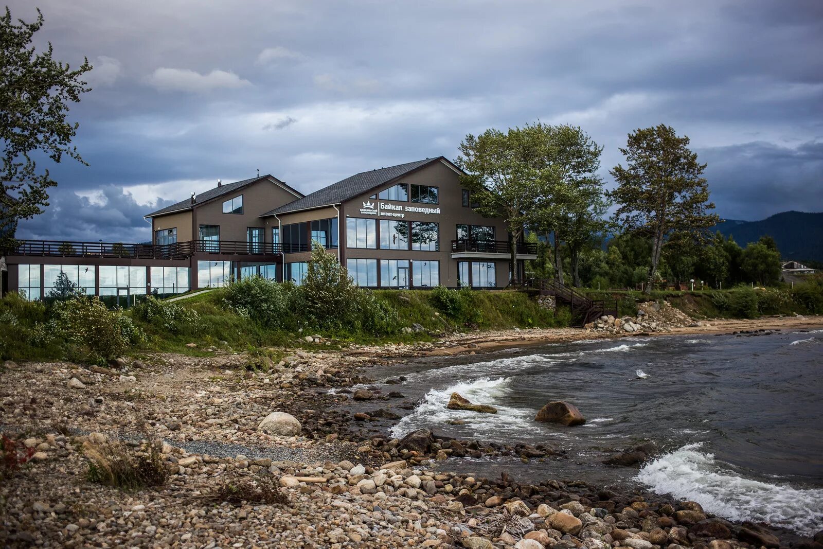 Слюдянские озера байкал. Бухта максимиха байкал. Максимиха баргузинский район. Приморский хребет листвянка. Озеро байкал село горячинск.