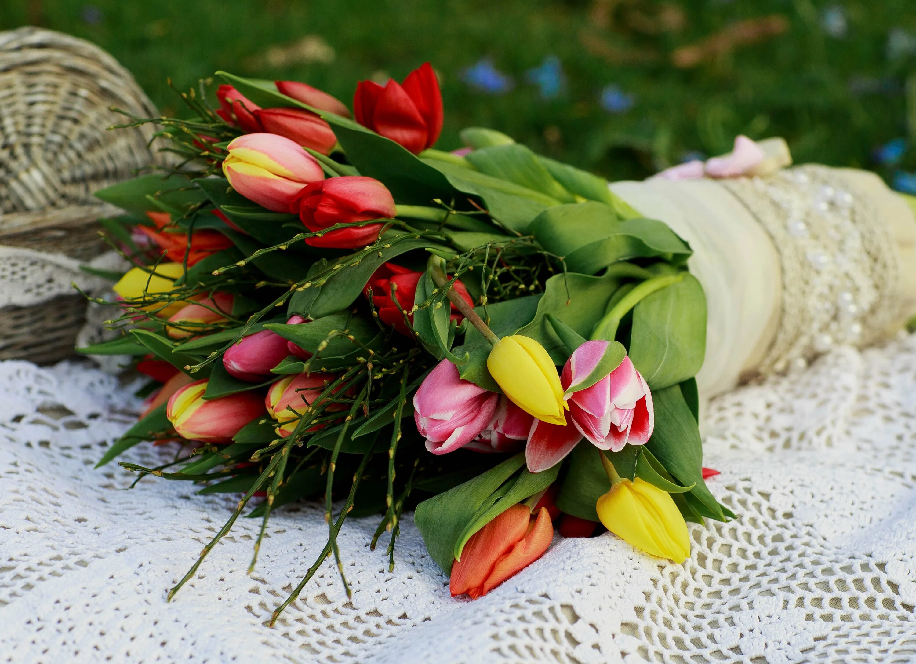Мартовские цветы красивые. Весенний букет. Букет из тюльпанов. Букет разноцветных тюльпанов. Шикарный букет цветов.