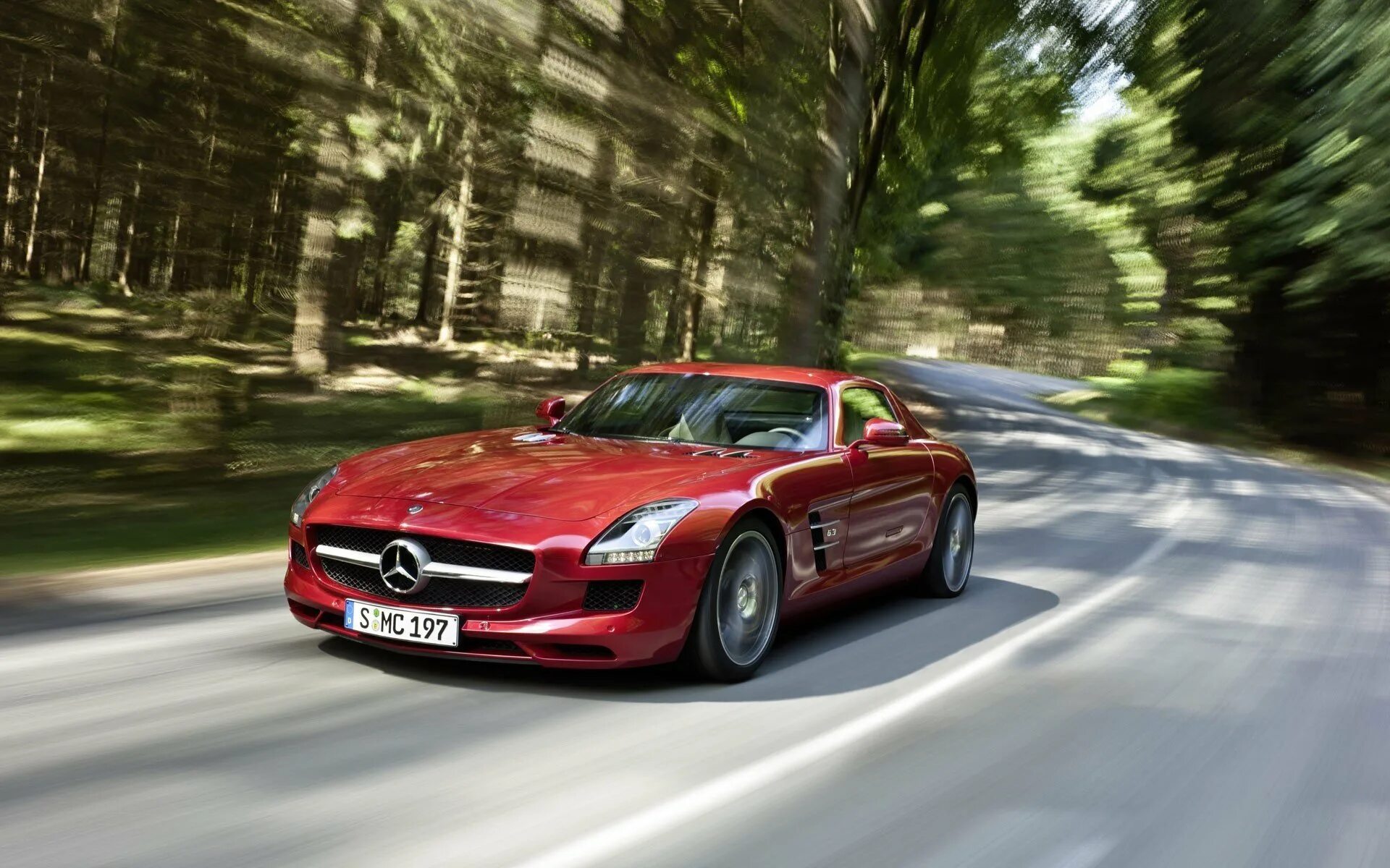 Едет красная машинка. Mercedes-Benz-SLS-AMG. 2010 Mercedes-Benz SLS AMG. Mercedes-Benz SLS AMG красный. Mercedes-Benz SLS AMG Gullwing 2010.