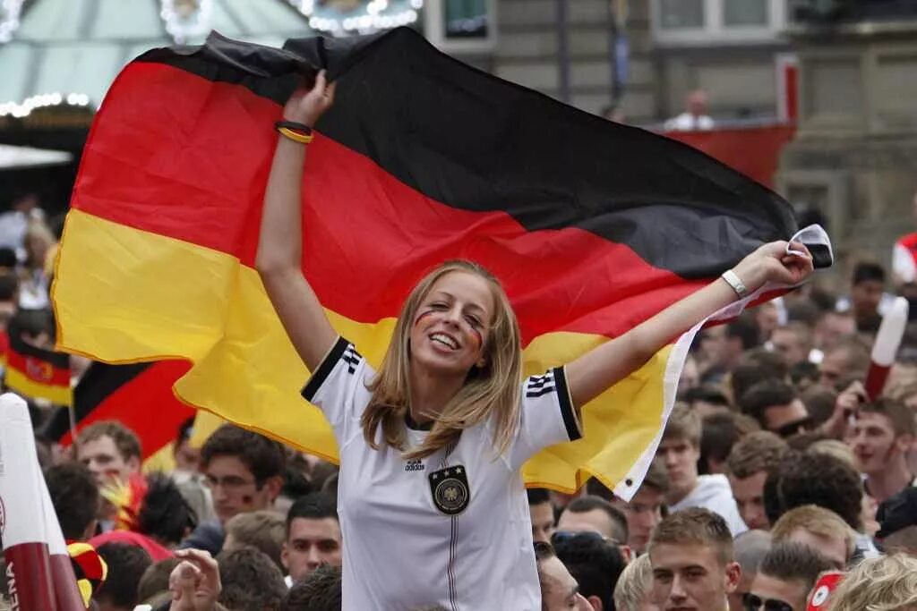В германии 10 человек. Болельщицы сборной Германии. Немцы современные. Германские девушки. Немецкие девушки.