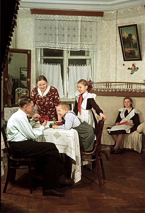 Быт советских людей. Советская семья. Интерьер 50-х годов Россия. Обычная Советская семья.