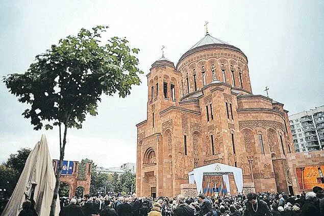 Почему армянский церковь. Армянская Церковь в Москве 2002. Армянская Апостольская Церковь 2000 года в Москве. Армянский храм в Москве. Армянская Апостольская Церковь в Москве.