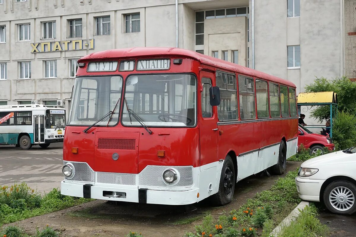 ЛИАЗ 677 красный. ЛИАЗ 677 Хабаровск. Красно белый ЛИАЗ 677. ЛИАЗ 677 2004.