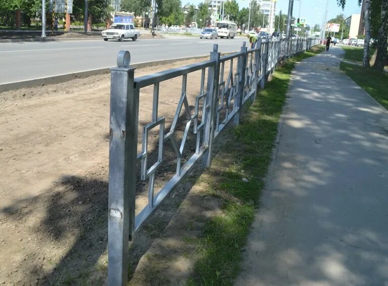 Ремонтное ограждение. Ограждения вдоль дорог. Ограждение тротуара. Забор вдоль дороги. Заборчик вдоль дороги.