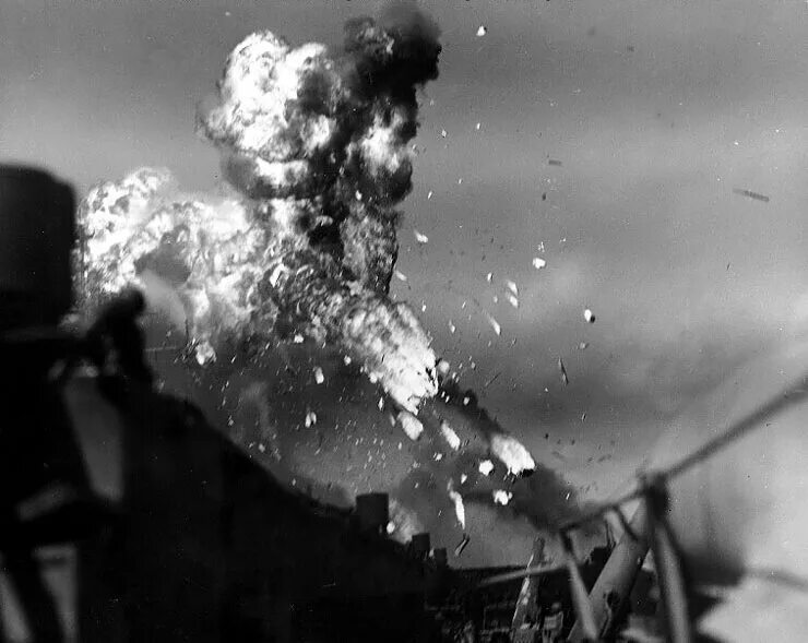 Звук взрыва самолета. Камикадзе 1944. Атака камикадзе 1944. Атака японских камикадзе на американские корабли. 1944 Год атака камикадзе.