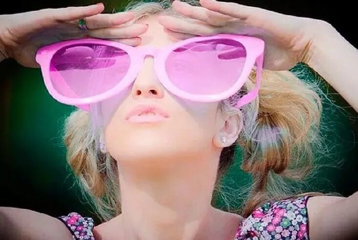 Выражение розовые очки. Розовые очки. розовые солнцезащитные очки. девушка в розовых очках. огромные розовые очки.