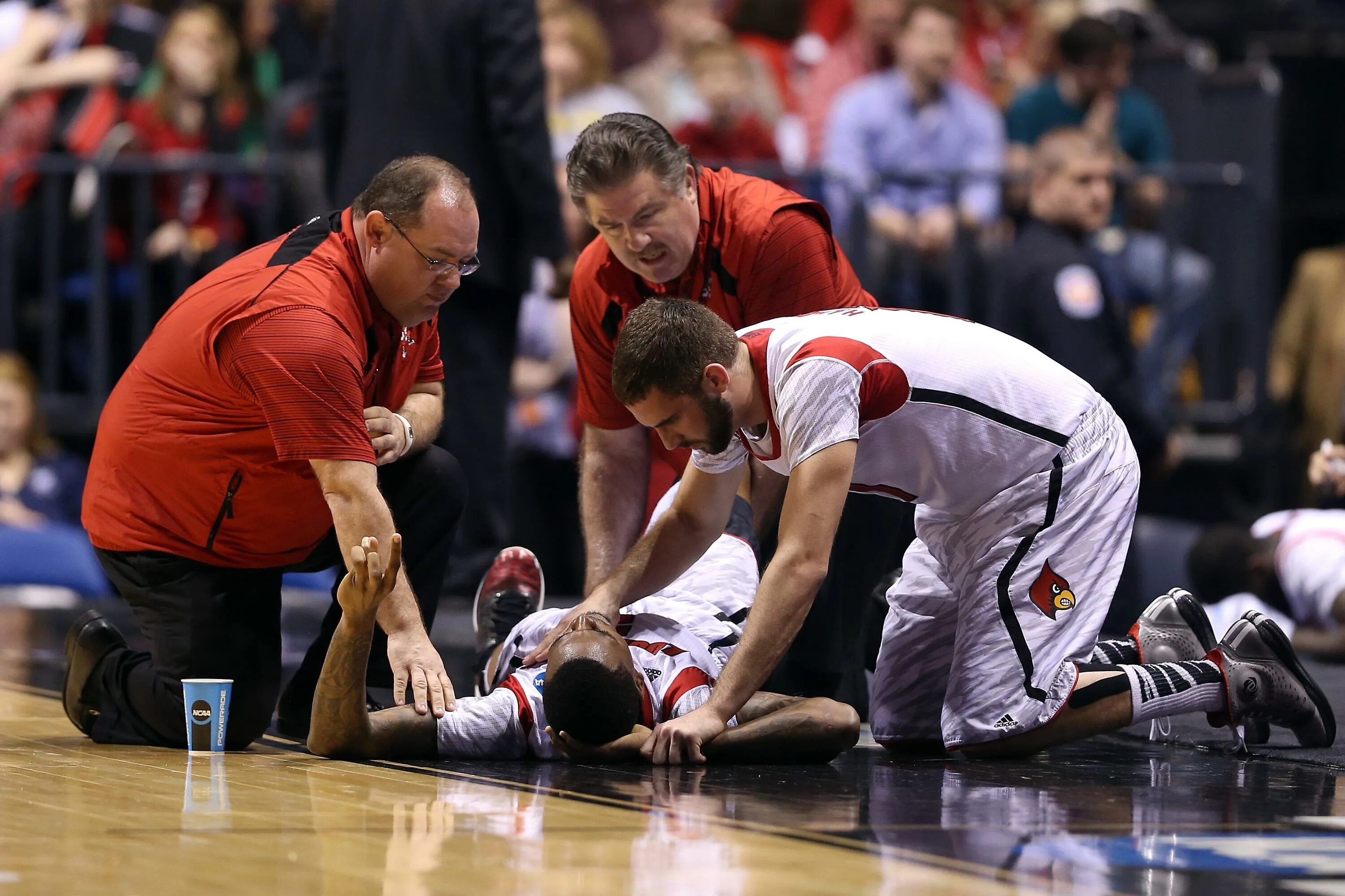 Сломанная рука мультяшка. He has broken. Hurts funny pictures. Present perfect tense примеры for example. He has hurt his leg.
