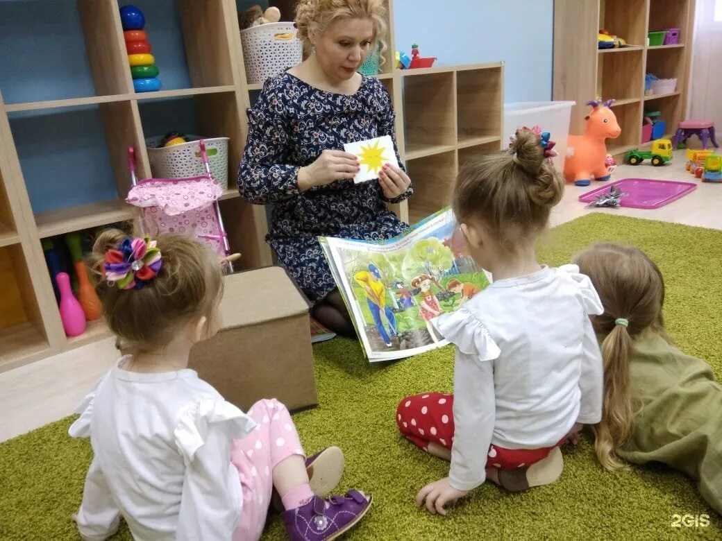 Помощник воспитателя в частный сад. Воспитатель и дети в детском саду. воспитатель детского сада. воспитатель в саду. педагог в детском саду.