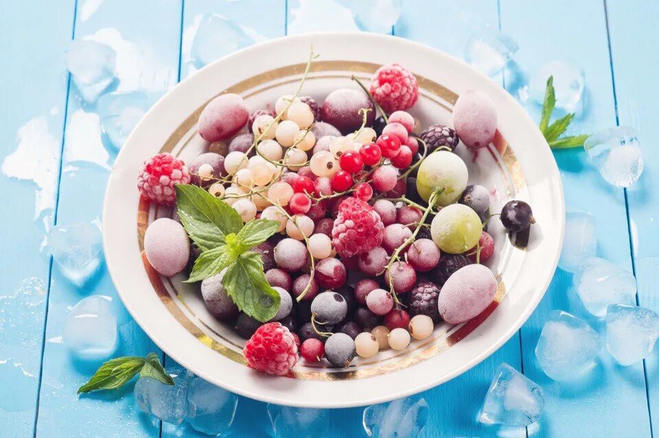 Замороженные ягоды и овощи. Замороженные фрукты. Замороженные овощи и ягоды. Заморозка ягод. Замороженные ягоды в тарелке.