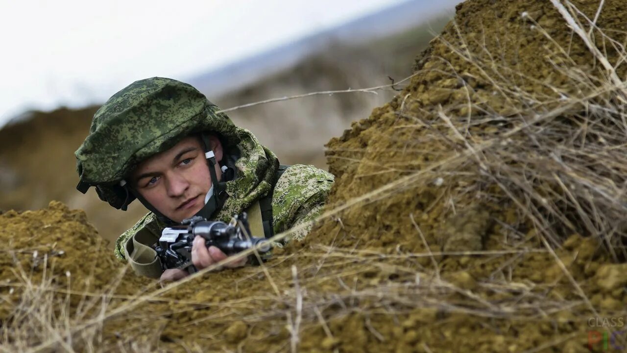 Через военный. Русские военные. Учения ВДВ. ВДВ полевые учения. Солдат РФ.