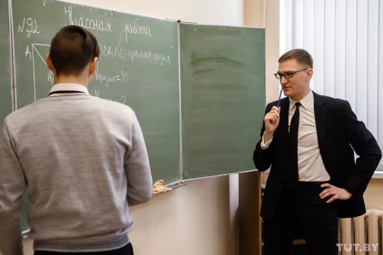 Taller teacher. Молодой учитель мужчина. Молодой преподаватель. Мужчина преподаватель в школе. Молодые учителя мужчины.