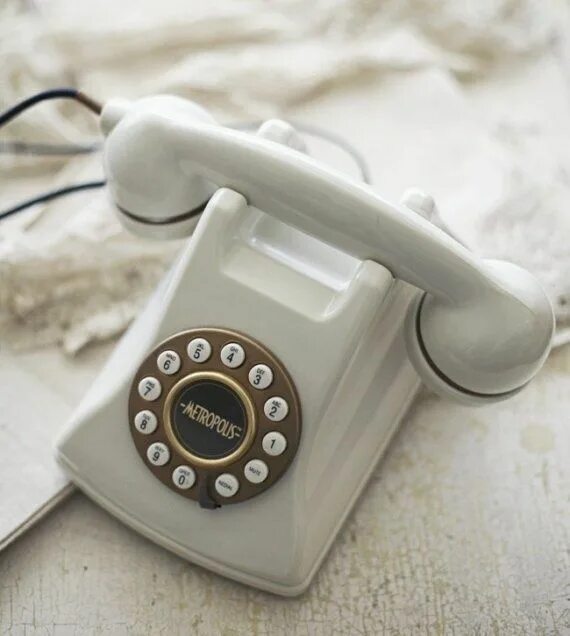 Старый телефон. Старый телефон Эстетика. Белый телефон. Белый домашний телефон.