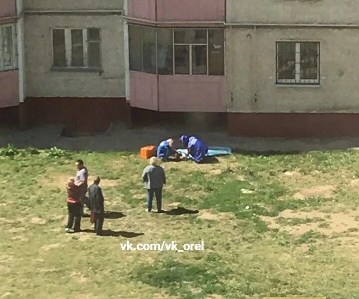 Девочка выпала из окна 13. Девочка упала из окна в люблино. Голая баба падает из окна. Девочка выпала из окна орел. Девочка выпала из окна орел.