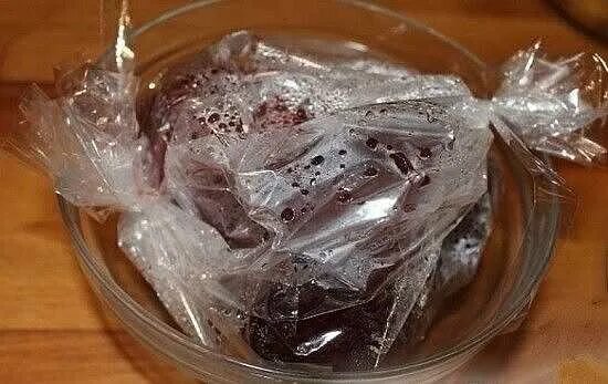 Варка свеклы в пакете в кастрюле. Свекла в пакете. Свёкла запечённая в микроволновке. Буряк в микроволновке в пакете. Приготовить свеклу в микроволновке.