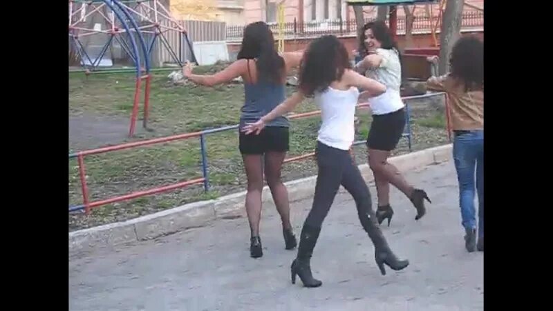 Армяне гуляют красиво. Армянки зажигают. Кавказская девушка танцует. Девушка танцует лезгинку. Кавказские девушки развлекаются.