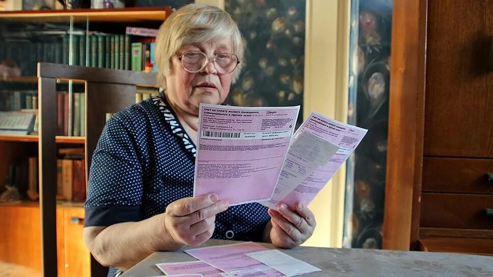 Бабушки квитанции. Оплата жкх. Банк берет комиссию за оплату коммунальных услуг. Льготы пенсионерам по оплате жкх. Комиссионные за жкх пенсионерам.