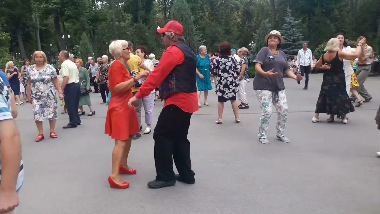 Парк горького танцы видео. Танцы в парке Горького в Харькове. Танцы в парке Горького в Харькове 2023г. Г Харьков танцы в парке Горького. Парк Горького Харьков танцы пожилых.