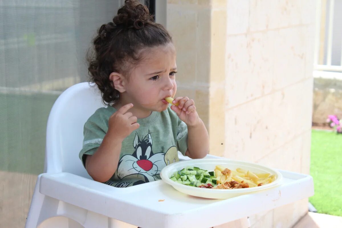 Ребенок не ест вечером. Еда для детей. Маленький ребенок с едой. Питание детей. Ребенок ест.