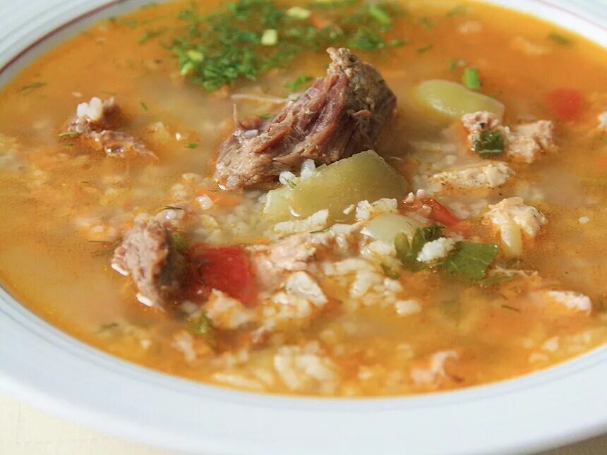 Как варить суп с тушенкой. Похлебка с тушенкой. вкусный суп из тушенки говяжьей. суп из тушенки говяжьей с картошкой. картофельный суп с тушенкой.