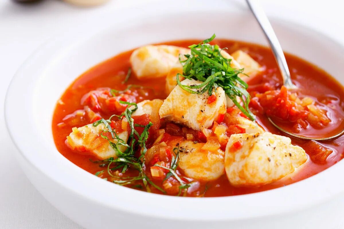 Рыбный суп из томатной консервы. Средиземноморский томатный суп. Томатный рыбный суп. Рыбный суп с томатами. Средиземноморский рыбный суп.