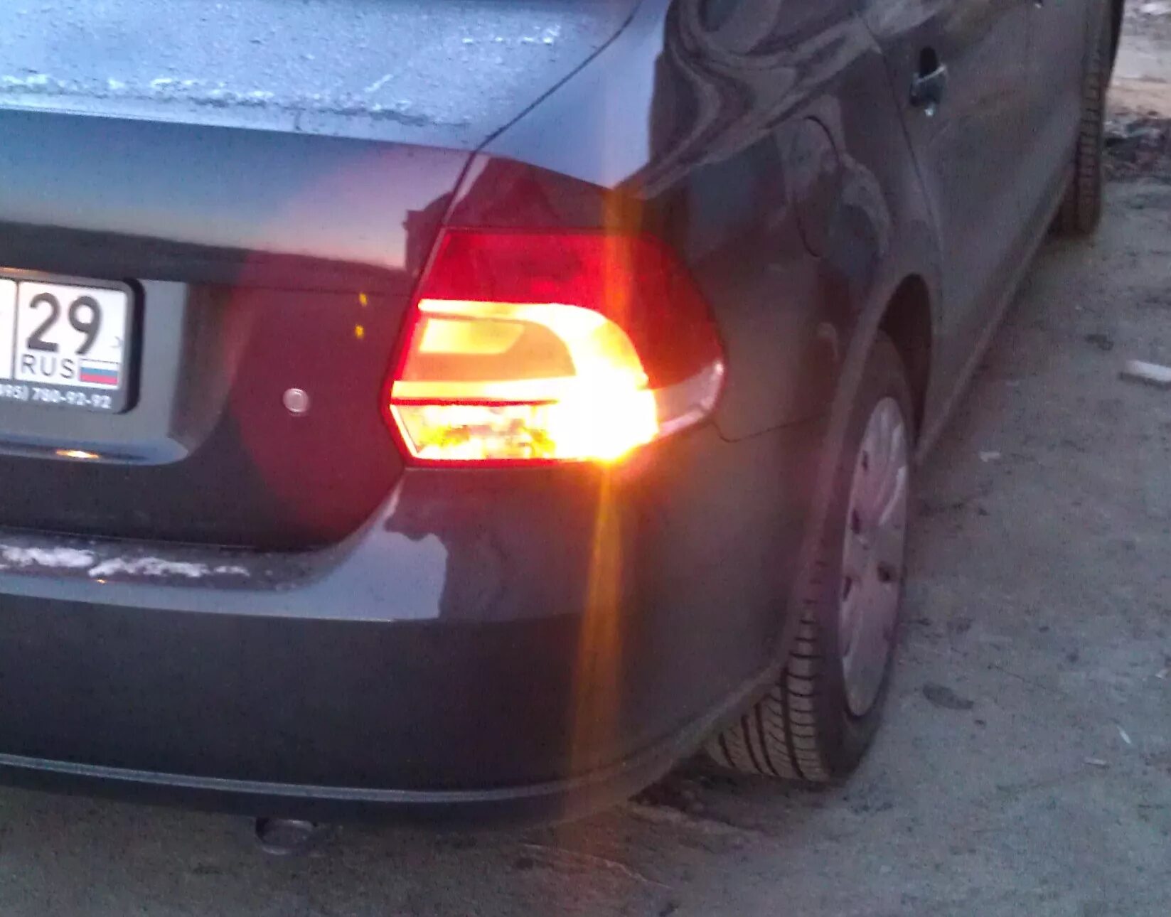 Замена заднего фонаря - Volkswagen Polo Sedan, 1,6 л, 2011 года поломка DRIVE2