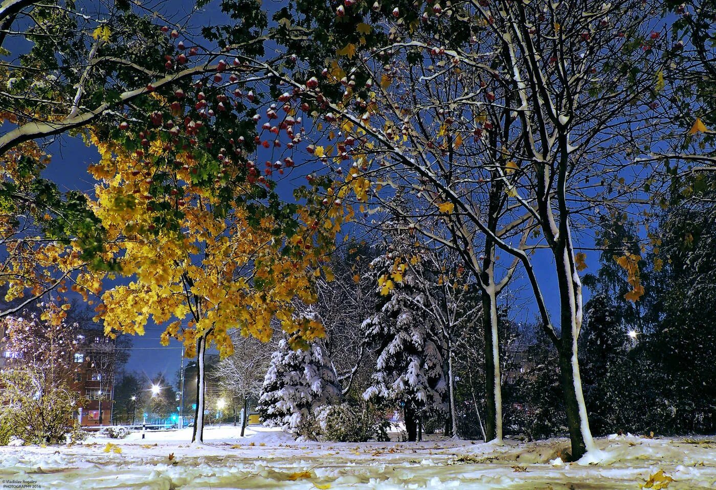 Осень снег. Поздняя осень вечер. Снежный осенний вечер. Поздняя осень снег ночь. С первым вечером октября