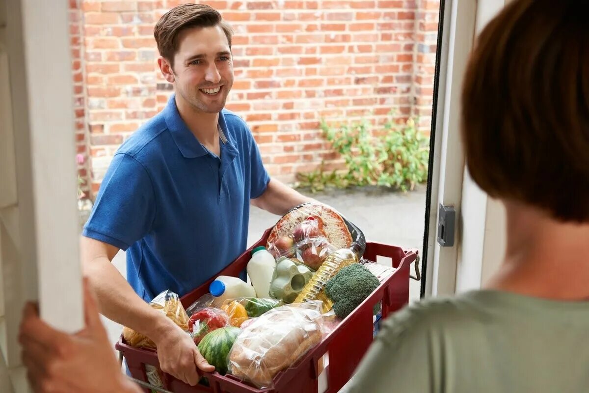 Доставка продуктов дом отзывы. Курьер с продуктами. Человек с продуктами. Мужчина с продуктами. Доставщик еды.