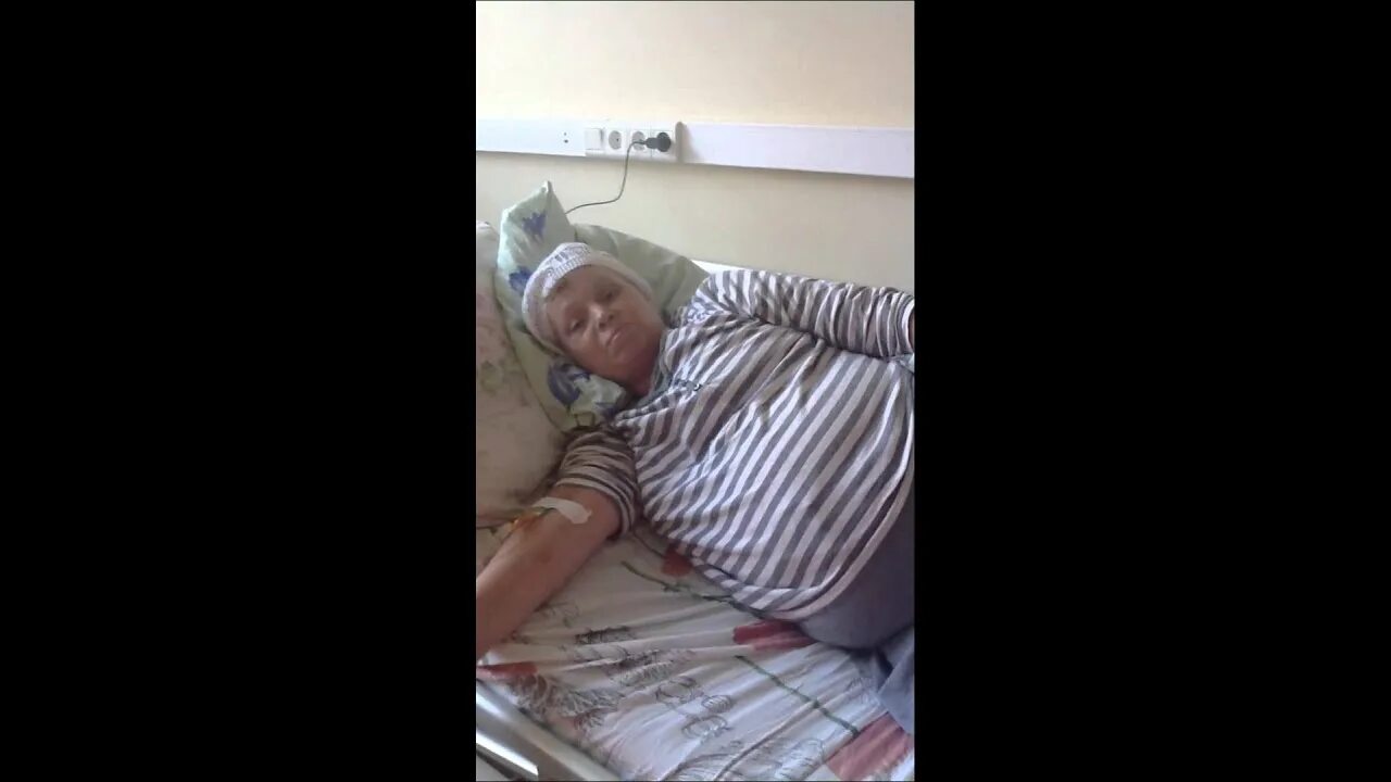 Видео больна. Лицо лихорадящего больного. Женщина у постели больного мужа. Видео больна. Селфи на больничной кровати.