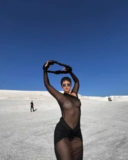 Nathy Peluso desafío los límites y lució un vestido de transparencias.