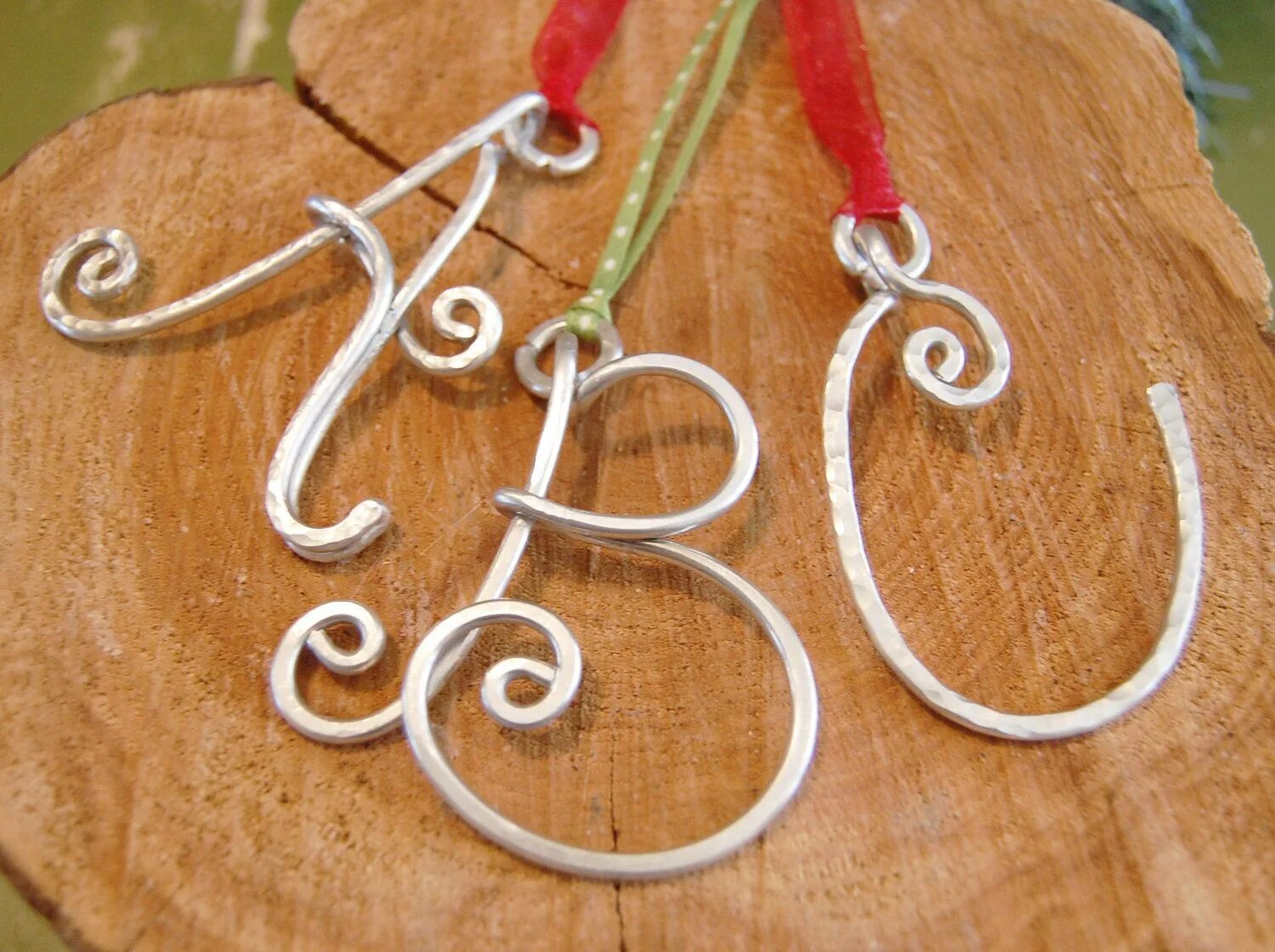 Русские буквы из проволоки. Поделки из проволоки. Инициалы из проволоки. Плетение из проволоки буквы и. Буквы из проволоки.