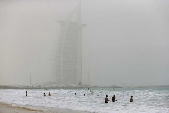 Бывают ли дожди в дубае. Дождь в ОАЭ. Дождь в Дубае. Искусственный дождь в ОАЭ. ОАЭ осадки.