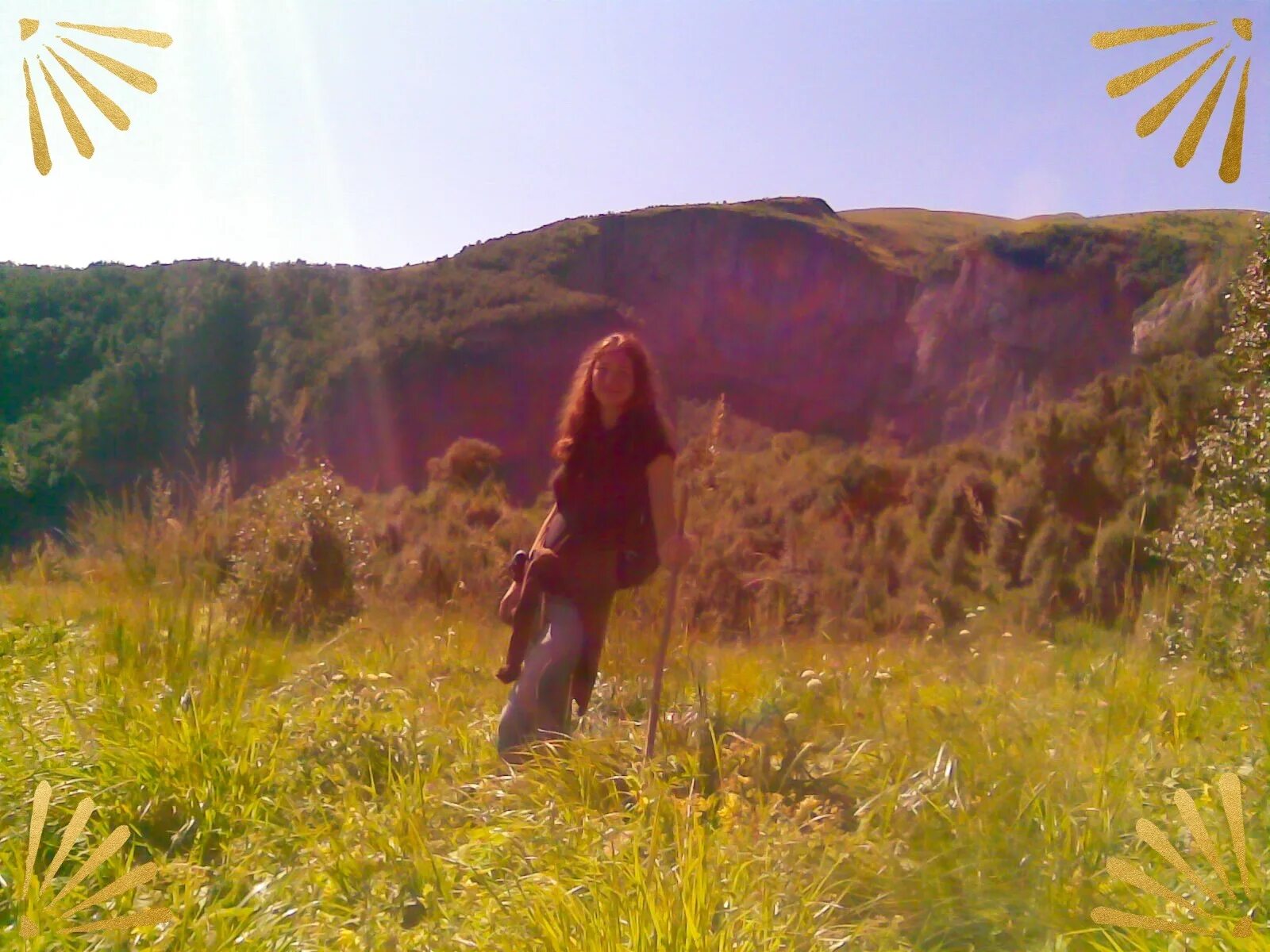 Лягушка путешественница основная мысль. Женщина путешествует. Девушка путешественница. Лягушка путешественница читательский дневник. Рюкзак на берегу озера.