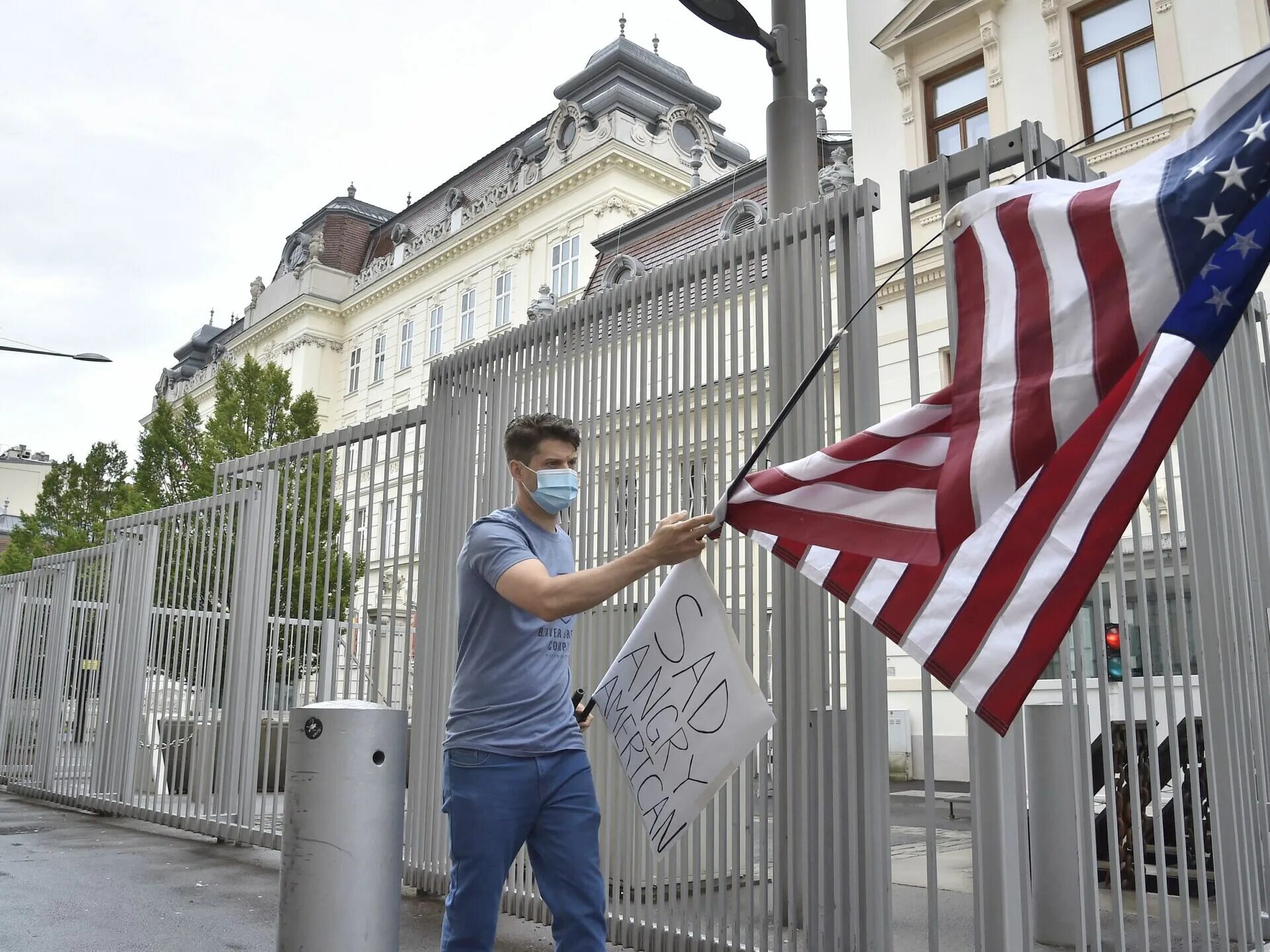 Сша покинуть страну. Флаг свободы мира. Россия и сша. Высылка дипломатов американский флаг. Посольство в вашингтоне.