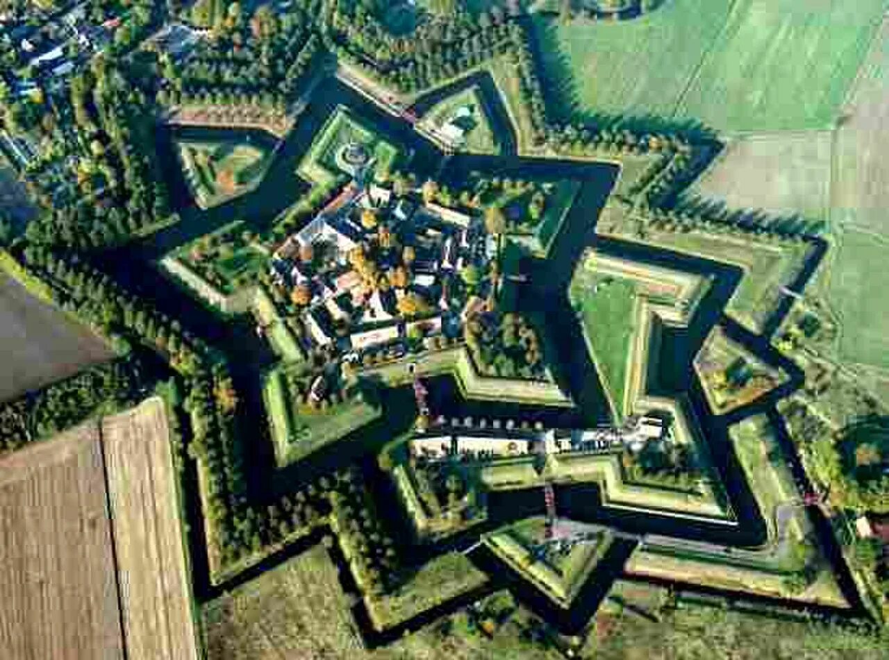 Звезда бастион. Крепость Буртанж Нидерланды. Звездная крепость Буртанж. Форт Бауртанге Нидерланды. Форт Буртанж в провинции Гронинген.