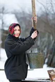 Видит девушка идет с ведром