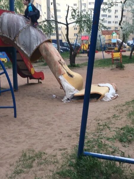 Сломанную горку. Сломанная горка. поломанные горки. русские горки сломанные. что будет если сломать детскую горку.