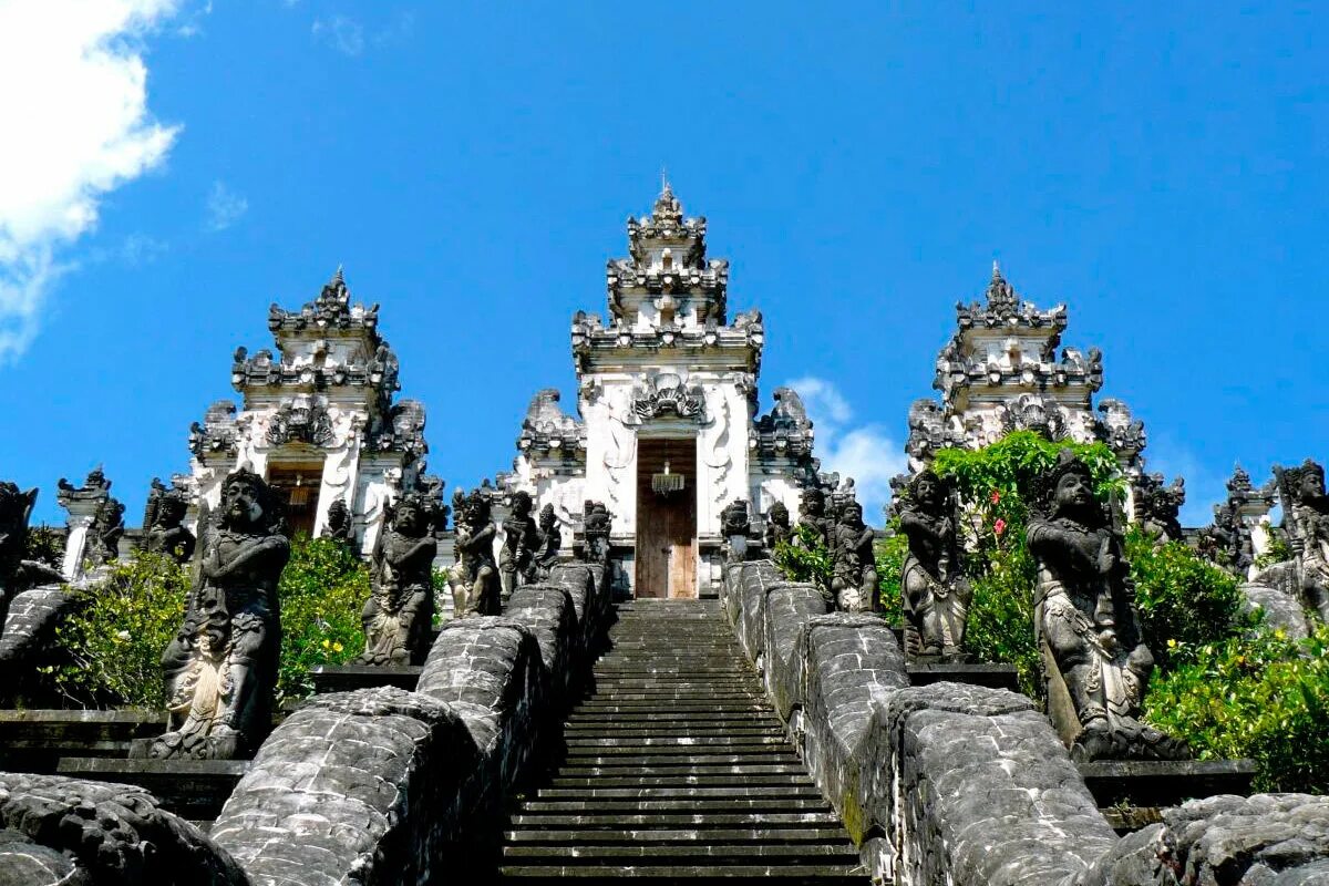 #архитектура. Бали остров 1000 храмов. Храм пура танах лот остров бали индонезия. Храм тысячи ступеней пура лэмпуян. Храм с карпами бали.