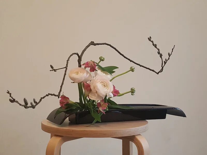 Мастер икебаны. Мастер икебаны. Стиль сейка в икебане. Мастер икебаны. Татибана икебана.