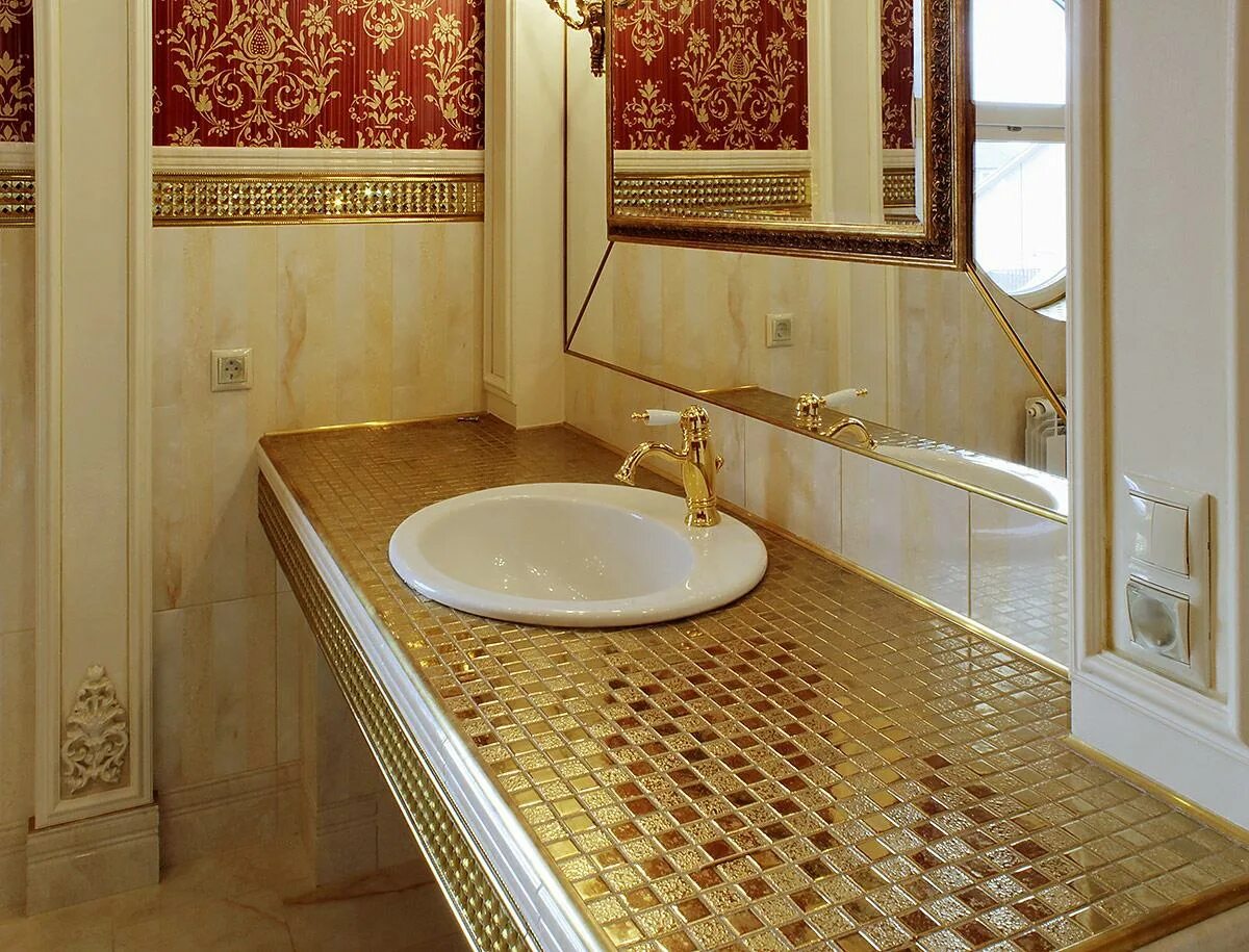 Золотистая ванная. Столешница в ванную из мозаики. Столешница из мозаики в ванной. Столешница из мозаики ванная. Столешница в ванной комнате из мозаики.