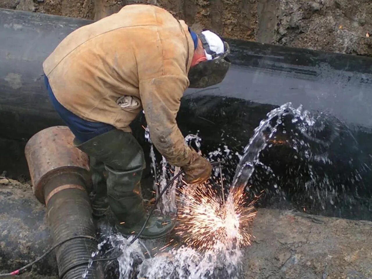 Прорыв водопровода. Порыв водопровода. Порыв трубы водопровода. Порыв сетей водоснабжения. Ремонт воды видео