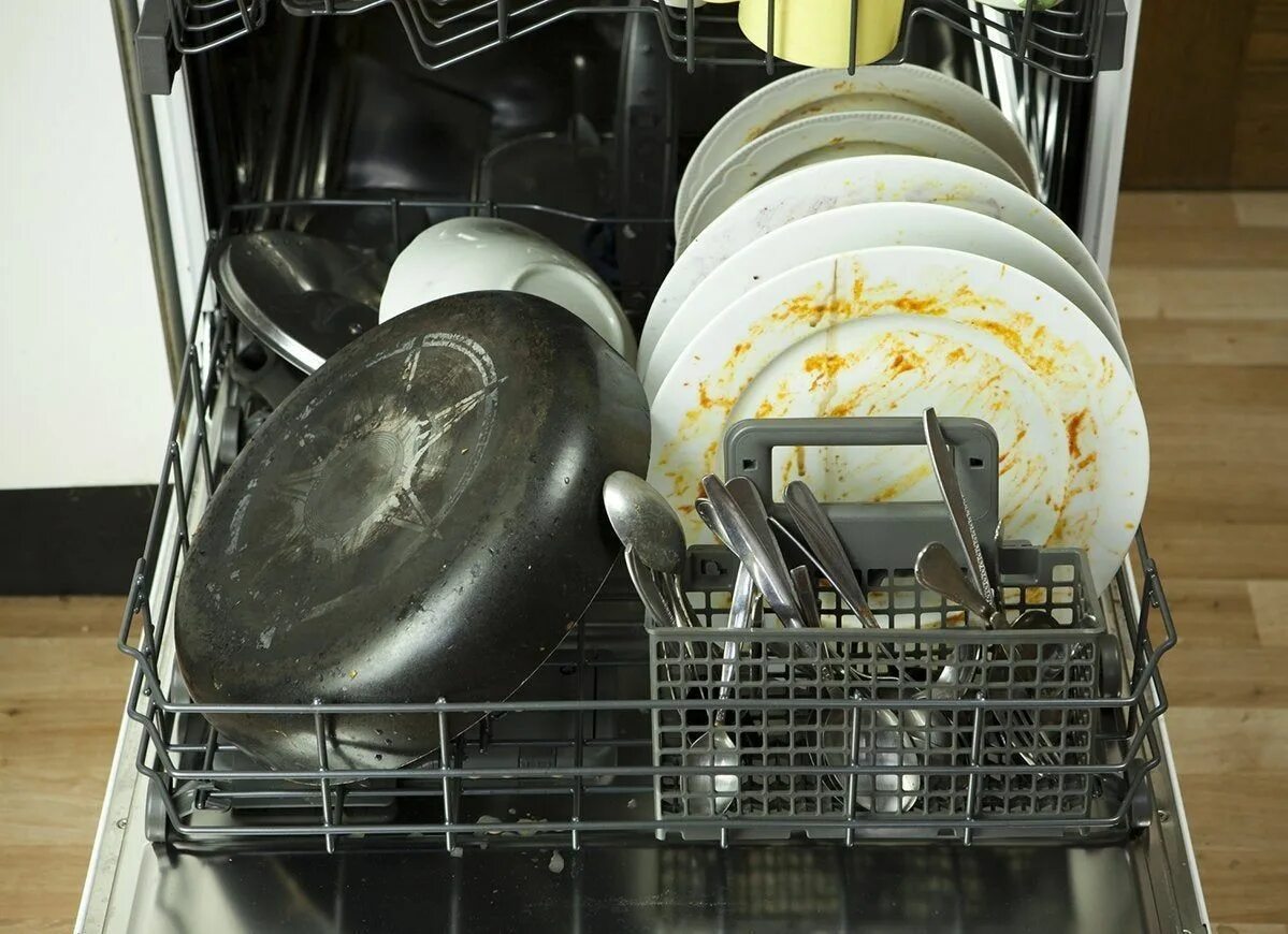 Можно мыть сковороду в посудомойке. Dishwasher safe посуда. Посуда в посудомоечной машине. Посудомойка с грязной посудой. Грчзная посуду в посудомоечную машину.