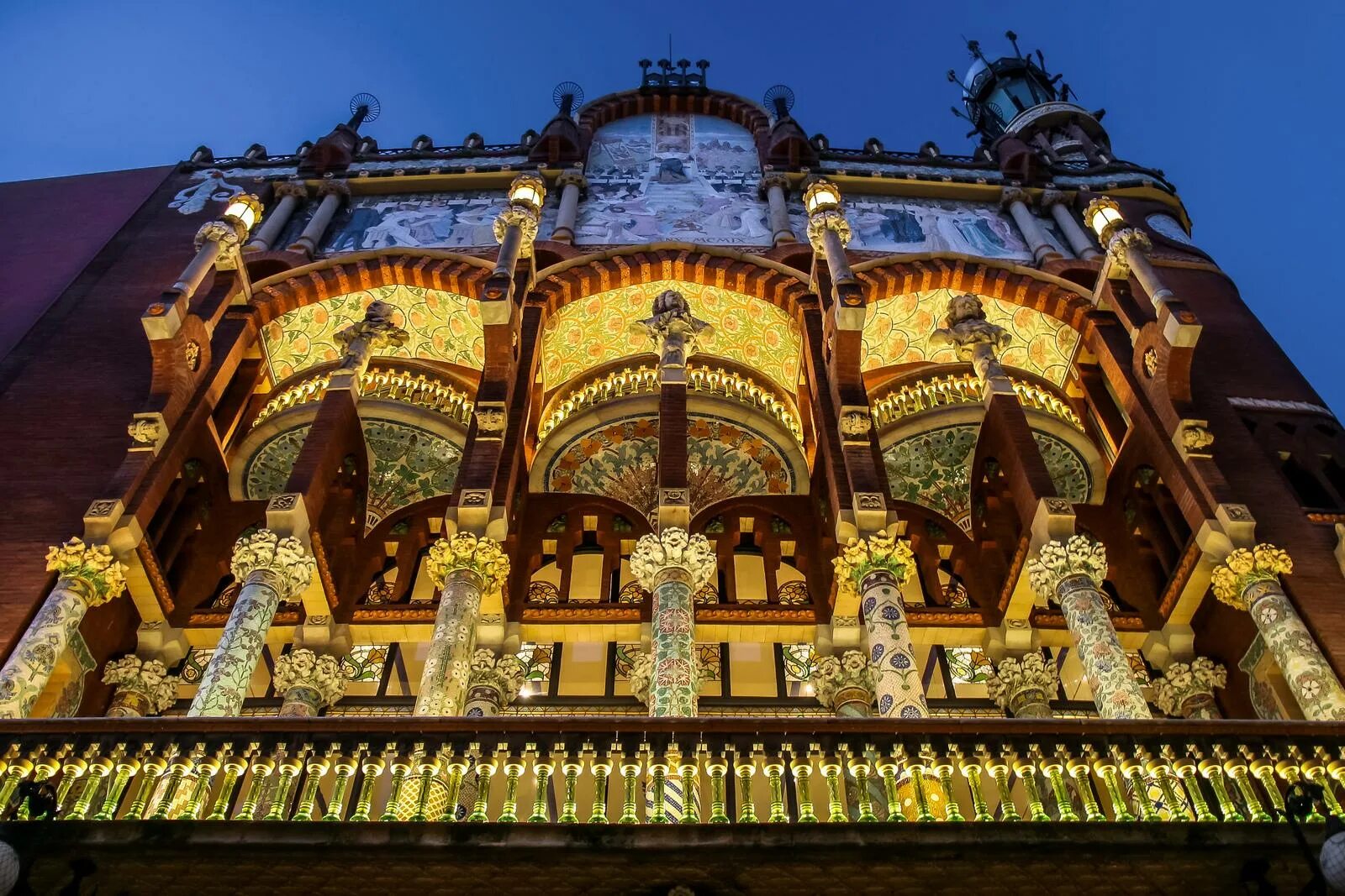 Сайт дворец музыки. Palau de la música Catalana Барселона. Музей каталонской музыки в Барселоне. Луис Доменек-и-Монтанер архитектура. Музей каталонской музыки в Барселоне фасад.