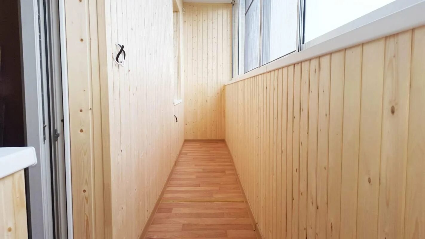 Обшивка балкона вагонкой. Отделка балкона. Обшивка балкона вагонкой. Обшивка балкона панелями. Отделка балкона вагонкой.