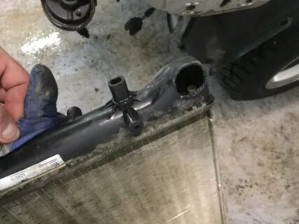 Нижнее крепление радиатора