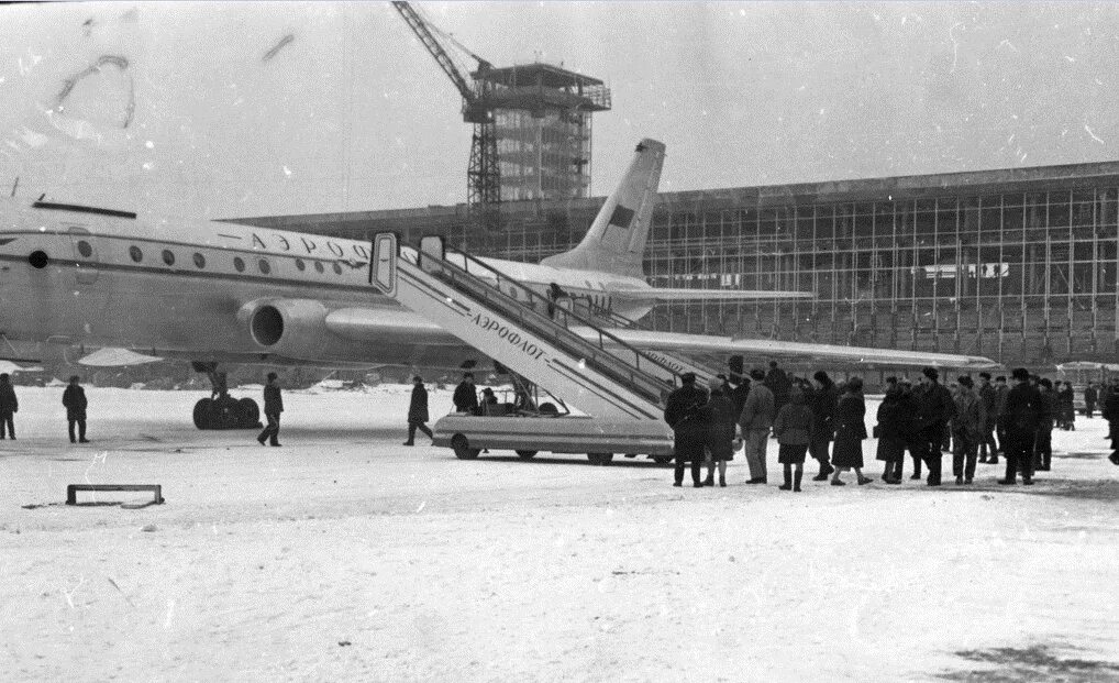 1 мая домодедово. Аэропорт Домодедово СССР. Ту-104 пассажирский самолёт. Аэропорт Домодедово 1962. Аэропорт Домодедово ту-104.