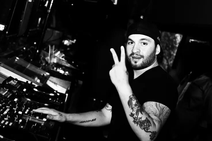 Скачать 2003 Steve Angello Teasing Charlie Mp3