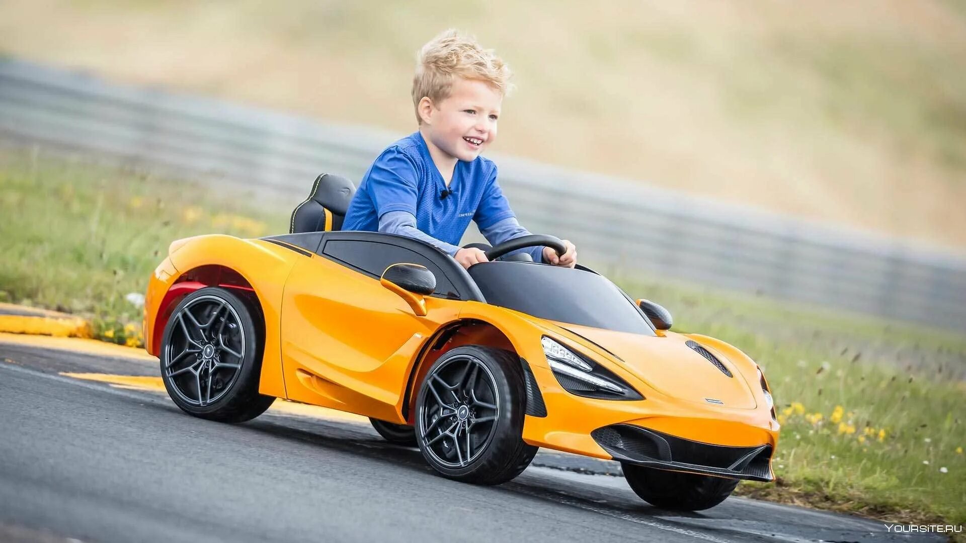 Маленькие машинки. Самая маленькая игрушечная машинка в мире. Электромашинка ламборджини. Маленький машина видео. Маленькие игрушечные машинки.